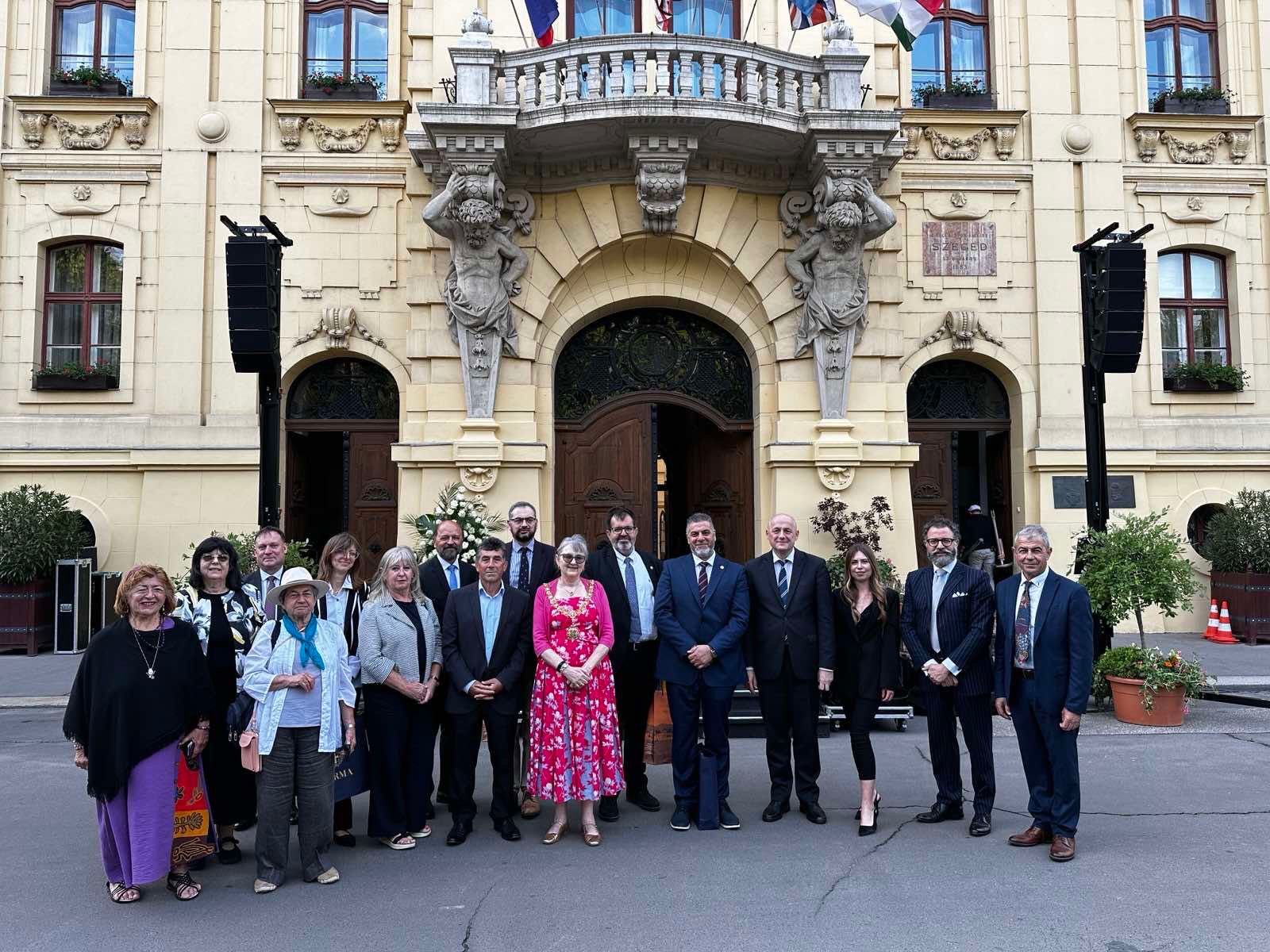 Representatives of the Partner Cities in front of the Town Hall