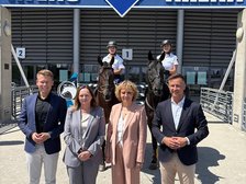 przedstawiciele władz miasta oraz organizator cavaliady przed wejsciem na atlas arene