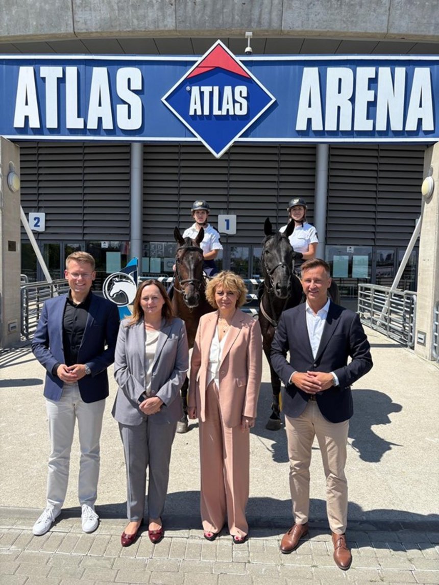 przedstawiciele władz miasta oraz organizator cavaliady przed wejsciem na atlas arene