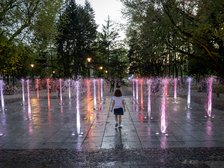 Kolorowo oświetlona fontanna w Parku Staromiejskim wieczorem