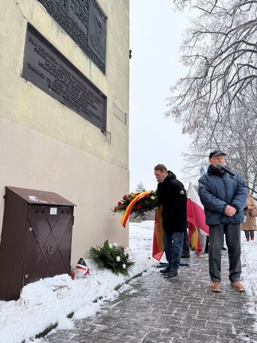 Kwiaty składa pełnomocnik Prezydent Miasta Łodzi ds. Dziedzictwa Łodzi Mariusz Goss. Fot. W. Markiewicz, UMŁ. 