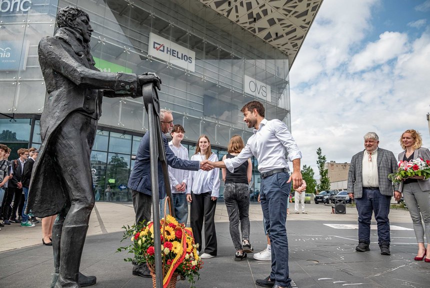 Składanie kwiatów. Wiceprezydent Adam Pustelnik, prof. Krzysztof Woźniak, przedstawiciele Muzeum Tradycji Niepodległościowych w Łodzi oraz uczniowie łódzkich szkół. Fot. P. Wacławiak, UMŁ