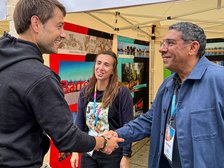 Wiceprezydent Adam Pustelnik witający się z delegacją z Miasta Barreiro przy stoisku