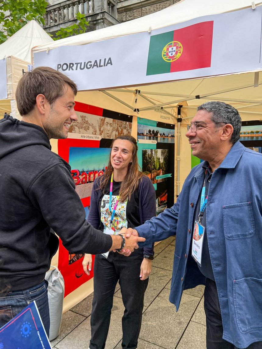 Wiceprezydent Adam Pustelnik witający się z delegacją z Miasta Barreiro przy stoisku