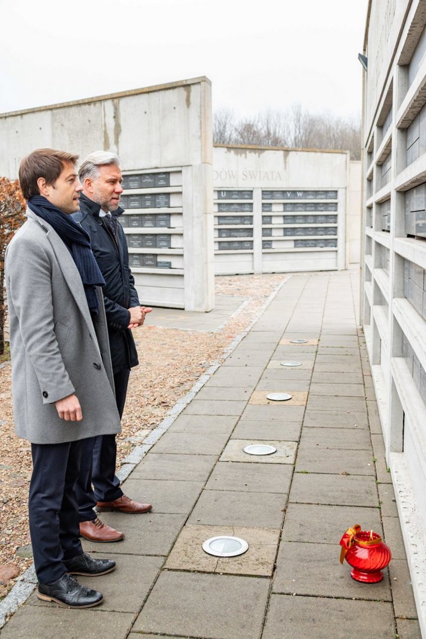Przewodniczący Rady Miejskiej w Łodzi Bartosz Domaszewicz oraz wiceprezydent Łodzi Adam Pustelnik przy tablicy Juliana Grobelnego. Fot. P. Wacławiak, UMŁ.