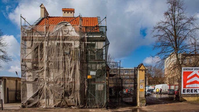 Łódź Buduje Centrum Zarządzania Kryzysowego i komendę Straży Miejskiej. W budynkach dawnej szkoły i willi trwają prace wykończeniowe - fot. Radosław Żydowicz / UMŁ