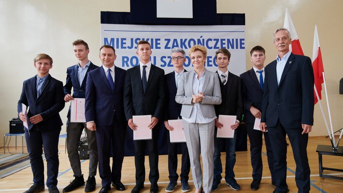 Prezydent Hanna Zdanowska oraz wiceprezydent Tomasz Trela wręczyli najzdolniejszym uczniom świadectwa z biało-czerwonym paskiem - fot. Sebastian Glapiński / UMŁ