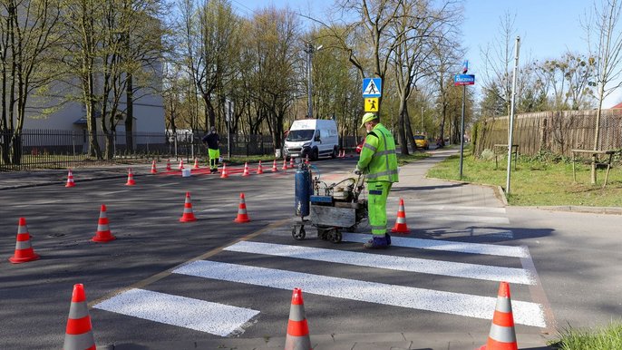 Nowe znaki drogowe i pasy obok łódzkich szkół. Gdzie będzie bezpieczniej? - fot. Konrad Ciężki