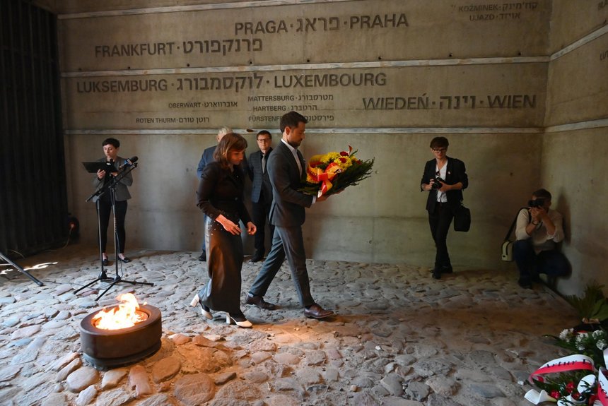 Wiceprezydent Łodzi Adam Pustelnik składa kwiaty w imieniu prezydent Łodzi Hanny Zdanowskiej 