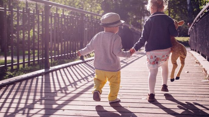 Zbliża się nowy okres przyjmowania wniosków o świadczenia wychowawcze i rodzinne, czyli m.in. 500+ oraz świadczenie "Dobry start 300+" - fot. CC0 license