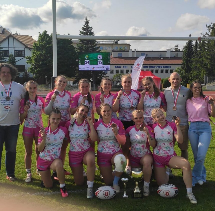 na zdjęciu żeńska drużyna KS Budowlani WizjaMED Łódź ciesząca się z medali 