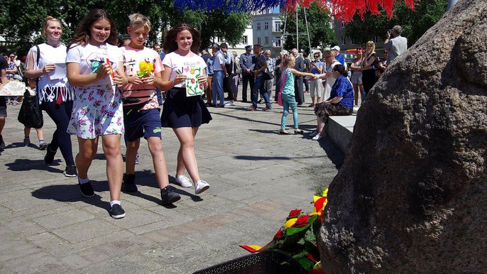 Dzieci w imieniu swoich rówieśników złożyły laurki pod pomnikiem upamiętniający przyznanie Łodzi praw miejskich - fot. UMŁ