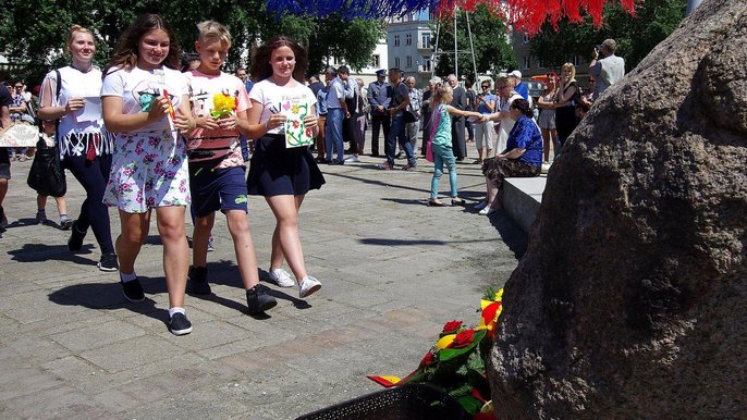 Dzieci w imieniu swoich rówieśników złożyły laurki pod pomnikiem upamiętniający przyznanie Łodzi praw miejskich - fot. UMŁ