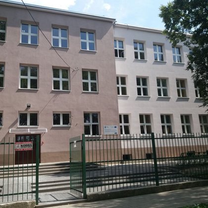 Szkoła Podstawowa nr 120 przy ul. Centralnej 40 w Łodzi po termomodernizacji 