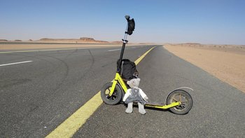 Zdjęcie promujące wydarzenie: "Hulajnogą przez Piaskowe Królestwo" - spotkanie podróżnicze z Dominikiem Wieczorkiewiczem w Keja Pub -  fot. mat. Klub Podróżników Keja