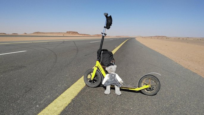 Zdjęcie promujące wydarzenie: "Hulajnogą przez Piaskowe Królestwo" - spotkanie podróżnicze z Dominikiem Wieczorkiewiczem w Keja Pub - fot. mat. Klub Podróżników Keja