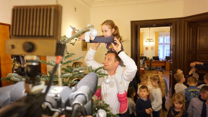 Ubieranie choinki to nie jest łatwe zadanie, dlatego wiceprezydent poprosił o pomoc 6-letnich specjalistów - fot. Monika Pawlak / UMŁ