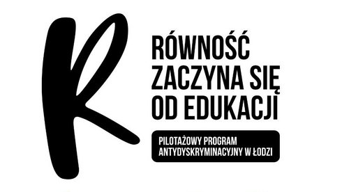 Grafika z dużą literą „R” po lewej stronie i napisem: Równość zaczyna się od edukacji. Pod spodem znajduje się napis: Pilotażowy program antydyskryminacyjny w Łodzi. Na dole widoczne są logotypy Funduszy Europejskich, Rzeczypospolitej Polskiej, Unii Europejskiej oraz Województwa Łódzkiego