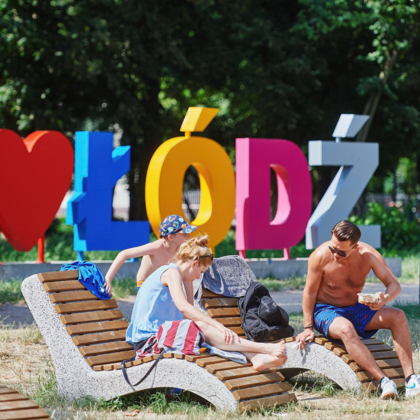  , Ludzie na leżakach na Stawach Stefańskiego - w tle napis "I love Łódź"