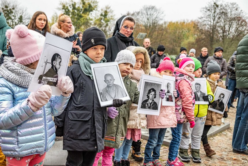 Przemarsz pod pomnik pękniętego serca