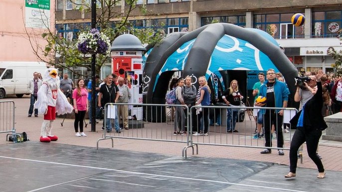 Wystarczy zaserwować piłkę. Jeśli ta trafi w boisko rywala to dostaniesz zaproszenia dla dwóch osób - fot. z arch. UMŁ