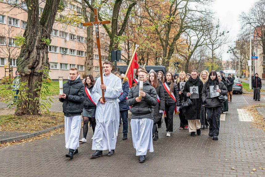 Przemarsz pod pomnik pękniętego serca