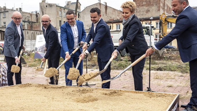 Symboliczne wbicie szpadla rozpoczyna budowę Diasfery Łódzkiej - fot. Stefan Brajter / UMŁ