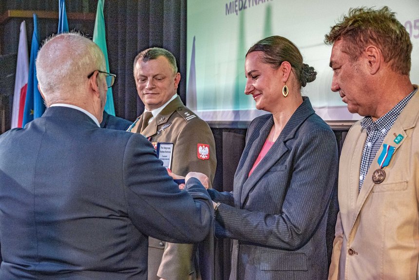 Wiceprezydent Małgorzata Moskwa - Wodnicka odbiera medal okolicznościowy od Stowarzyszenia Kombatantów Misji Pokojowych ONZ. Fot. P. Wacławiak. 