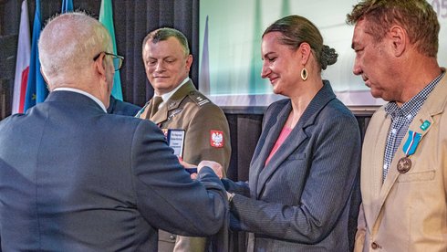 Wiceprezydent Małgorzata Moskwa - Wodnicka odbiera medal okolicznościowy od Stowarzyszenia Kombatantów Misji Pokojowych ONZ. Fot. P. Wacławiak. 
