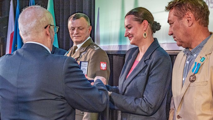 - Wiceprezydent Małgorzata Moskwa - Wodnicka odbiera medal okolicznościowy od Stowarzyszenia Kombatantów Misji Pokojowych ONZ. Fot. P. Wacławiak. 