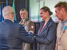 Wiceprezydent Małgorzata Moskwa - Wodnicka odbiera medal okolicznościowy od Stowarzyszenia Kombatantów Misji Pokojowych ONZ. Fot. P. Wacławiak. 