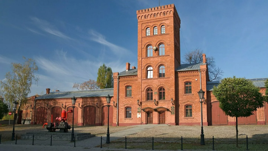 Budynek dawnej remizy strażackiej przy ulicy Tymienieckiego