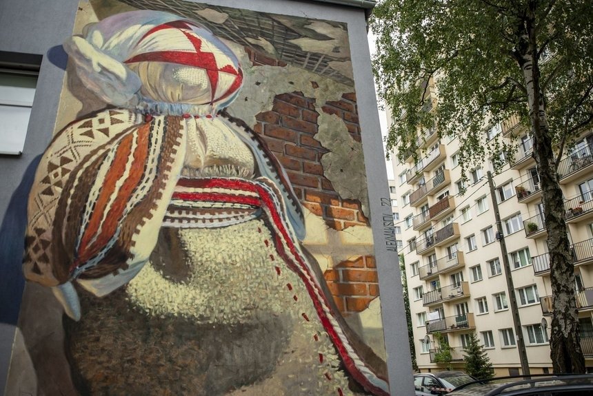  , Mural przedstawia motankę, czyli ukraińską lalkę z nici i skrawków materiałów.