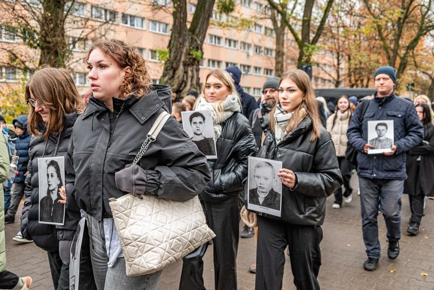 Przemarsz pod pomnik pękniętego serca