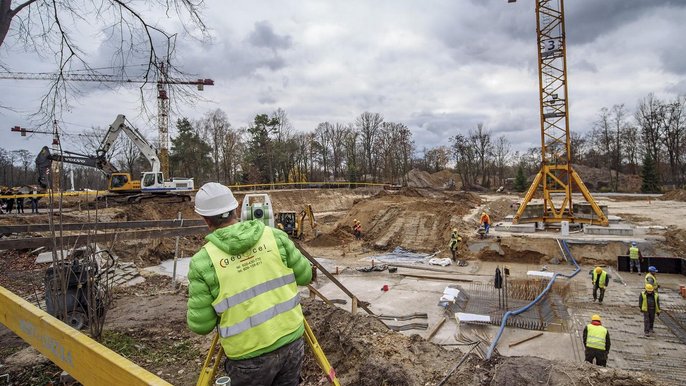 Na co dzień przy budowie Orientarium pracuje prawie 100 osób i trzy dźwigi - fot. Stefan Brajter / UMŁ