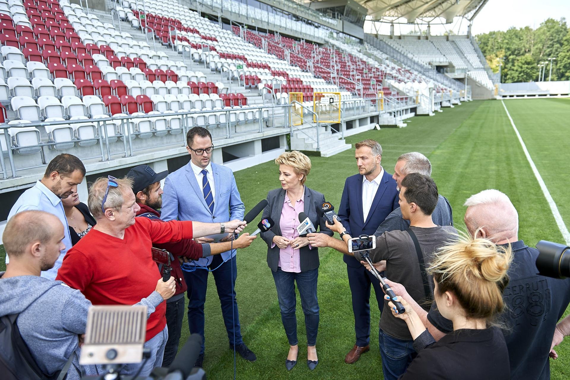 Prezydent Łodzi Hanna Zdanowska poinformowała o ogłoszeni przetargu na rozbudowę stadionu miejskiego przy al. Unii 2, fot. Radosław Jóźwiak / UMŁ