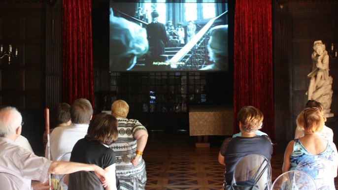 Projekcja filmu z audiodeskrypcją w sali balowej Pałacu Herbsta - fot. mat. prasowe