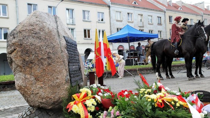 Głaz upamiętniający przyznania Łodzi praw miejskich - fot. z arch. UMŁ