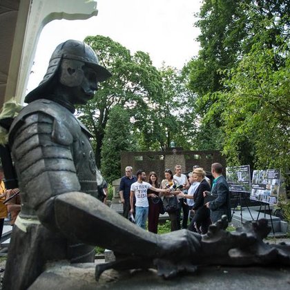 Grób Stefana Pogonowskiego jest jednym z najbardziej charakterystycznych pomników na Starym Cmentarzu w Łodzi. Postać husara została niedawno odnowiona w ramach corocznej kwesty w dniu 1 listopada. 