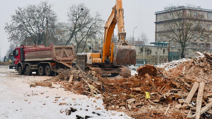 Wyburzają kamienicę, aby zbudować chodnik, drogę rowerową, jezdnię i torowisko - fot. Paweł Łacheta / UMŁ