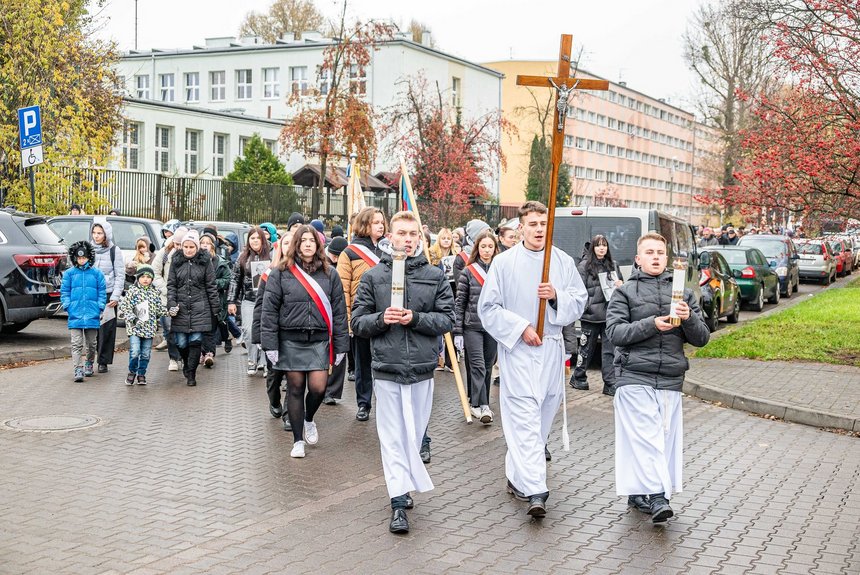 Przemarsz pod pomnik pękniętego serca