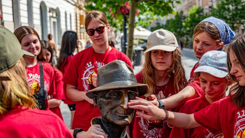 Na zdjęciu grupa młodzieży przy Ławeczce Juliana Tuwima w Łodzi