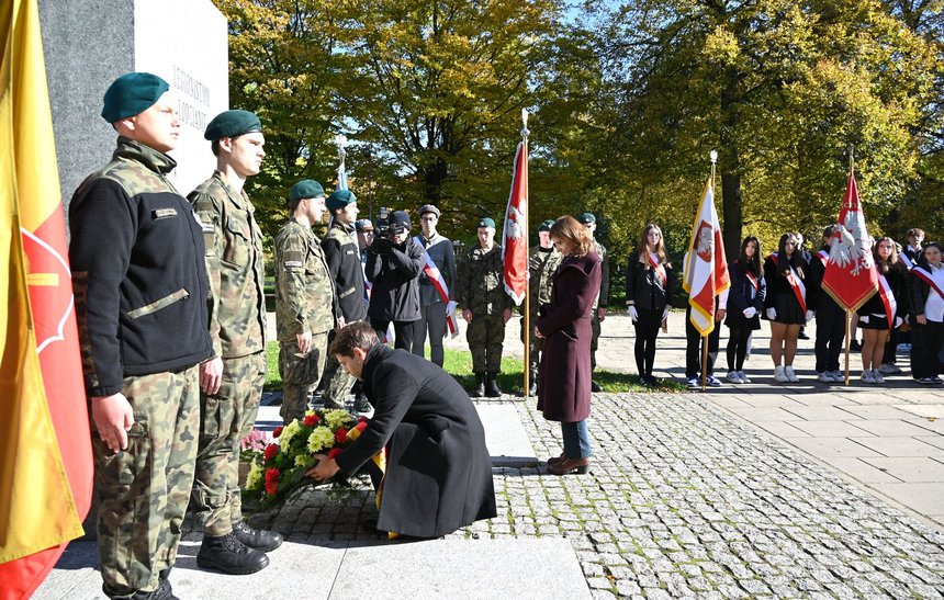 Kwiaty składa wiceprezydent Adam Pustelnik. Fot. A. Janecki, UMŁ. 