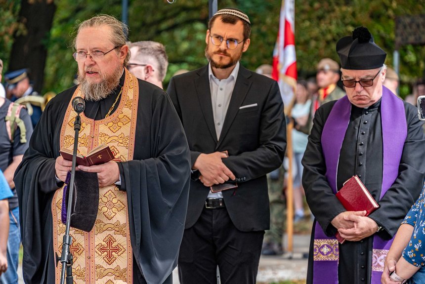 Modlitwę odprawili przedstawiciele różnych wyznań : ks. Tadeusz Weber z Kościoła Rzymskokatolickiego, ks. Jerzy Wodopjanow z diecezji prawosławnej i rabin Dawid Szychowski z Gminy Wyznaniowej Żydowskiej w Łodzi. Fot. P. Wacławiak, UMŁ. 