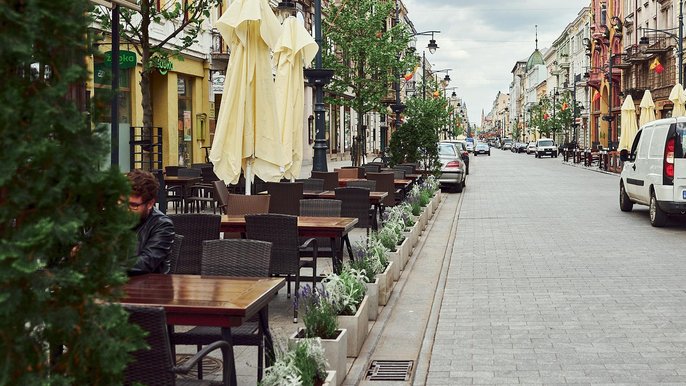 Od poniedziałku, 18 maja, klienci wracają do restauracji i kawiarni na Piotrkowskiej, które po zniesieniu części ograniczeń mogą już serwować jedzenie w lokalu oraz w ogródkach gastronomicznych. - fot. Sebastian Glapiński / UMŁ
