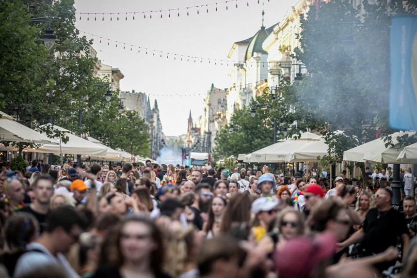 Tłum ludzi na ulicy Piotrkowskiej. 