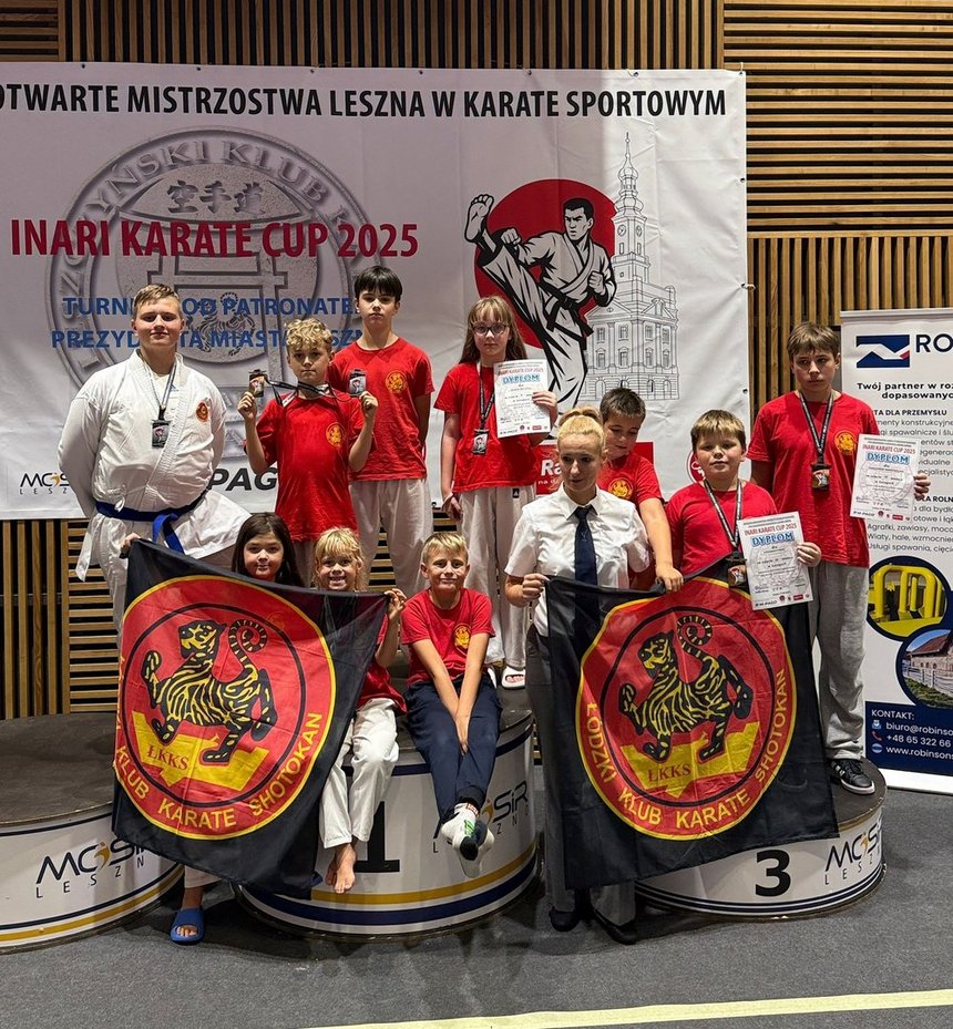 Zawodnicy klubu ŁKKShotokan z medalami