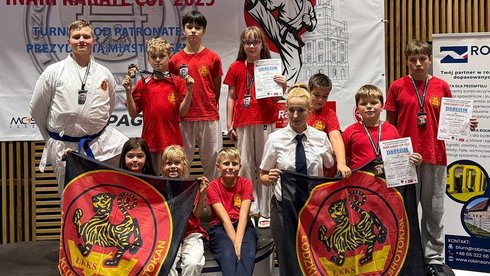 Zawodnicy klubu ŁKKShotokan z medalami