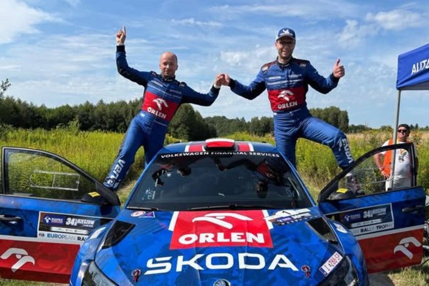 Marczyk i Gospodarczyk po zwycięstwie pozują na swoim samochodzie