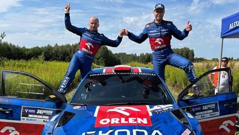 Marczyk i Gospodarczyk po zwycięstwie pozują na swoim samochodzie